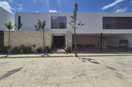 Casa en Venta en privada ubicada en xcanatun con 4 habitaciones y alberca